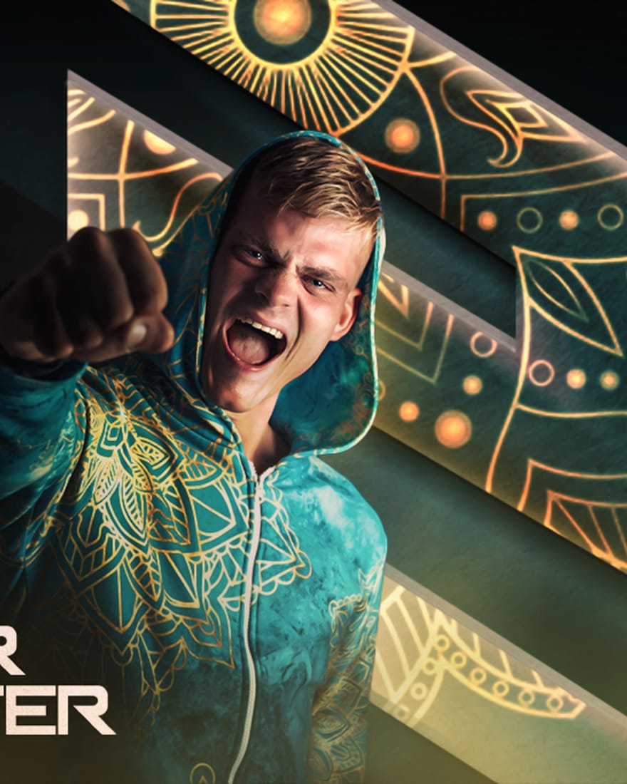 Pieter Sahieter in mandala-hoodie voor gouden chevron-artwork