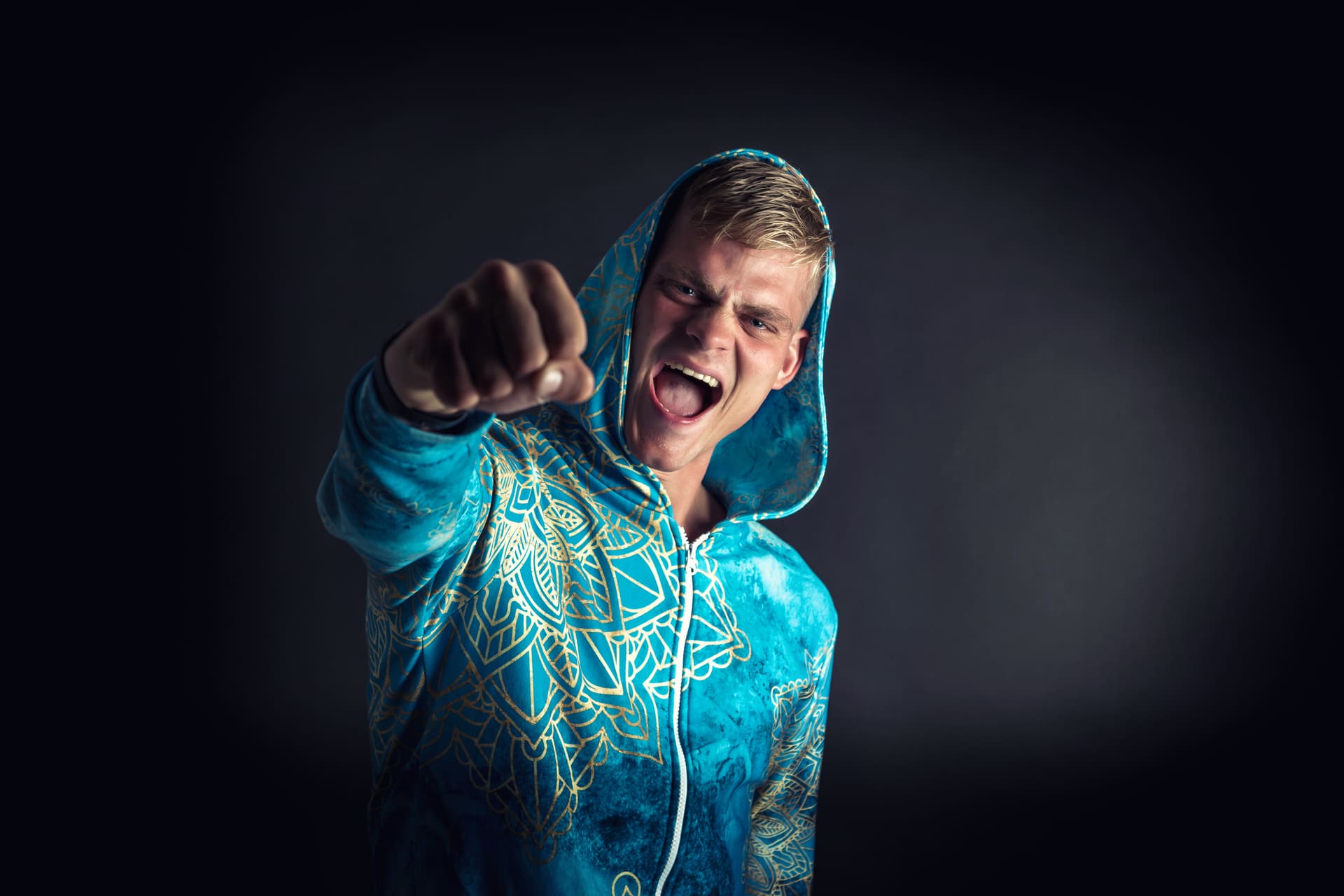 Pieter Sahieter in mandala-hoodie, vuist vooruit